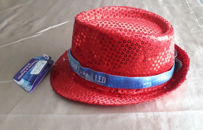Chapeau rouge à sequins - Lumineux - photo numéro 4