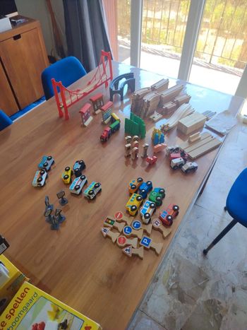 Lot véhicules et train en bois