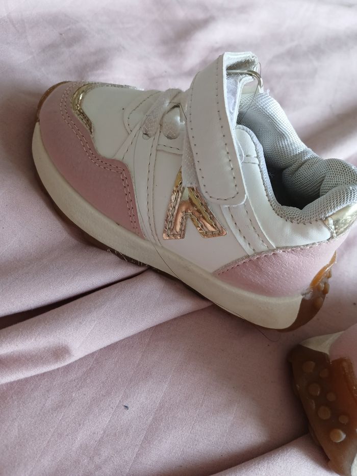 Chaussures bebe le paire à 7€ sauf le chausson 3€ - photo numéro 2