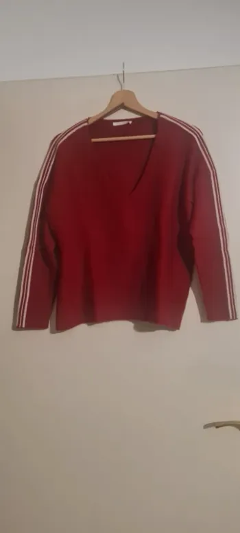 Pull rouge à rayures blanches LPB