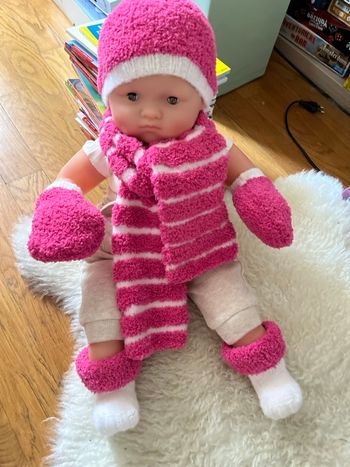 Ensemble, bonnet, chaussons, moufles et écharpe pour nouveau-né