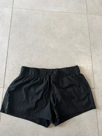 Short noir Olaian, très bon état, 40x30cm