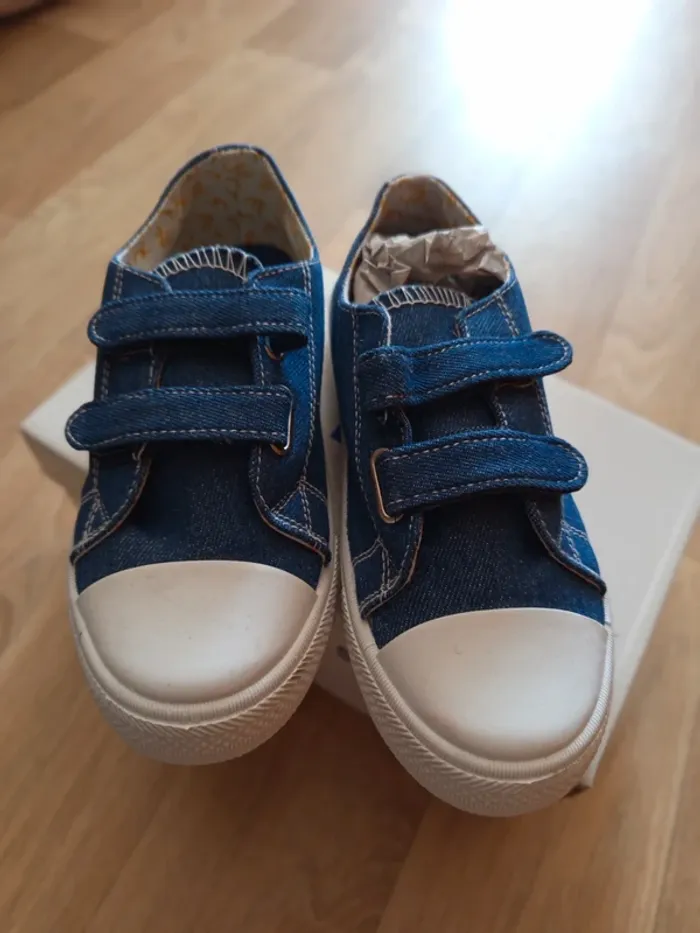 Chaussures garçon T 35 neuves