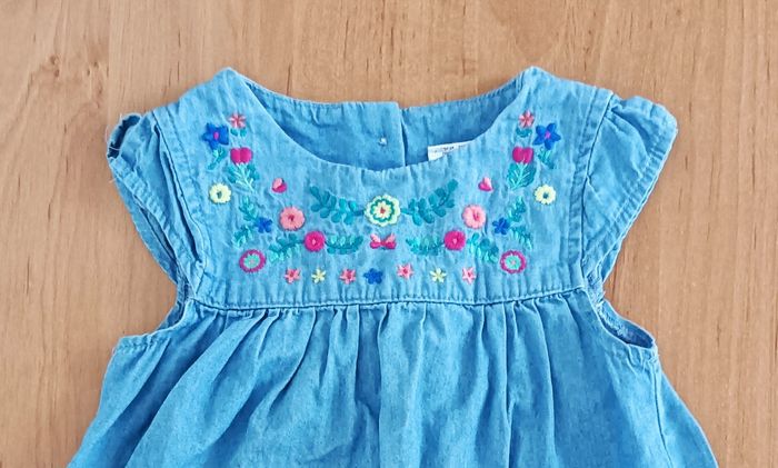 Robe sans manche imitation jean bleu à fleurs multicolores. C&A. Taille 9 / 12 mois. 74 cm - photo numéro 2