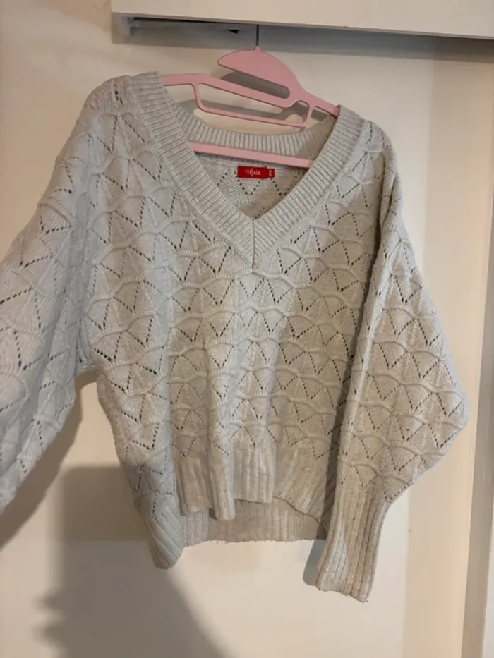 Jolie pull blanc col V  Tissaia taille 38/40 en très bon état