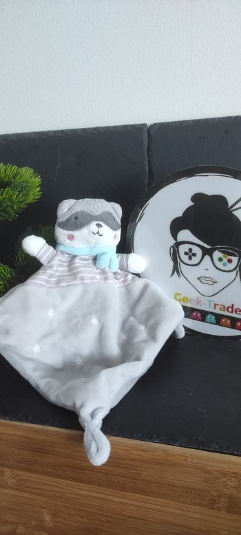 Raton-laveur mots d'enfants doudou plat gris echarpe bleu leclerc etoile blanc