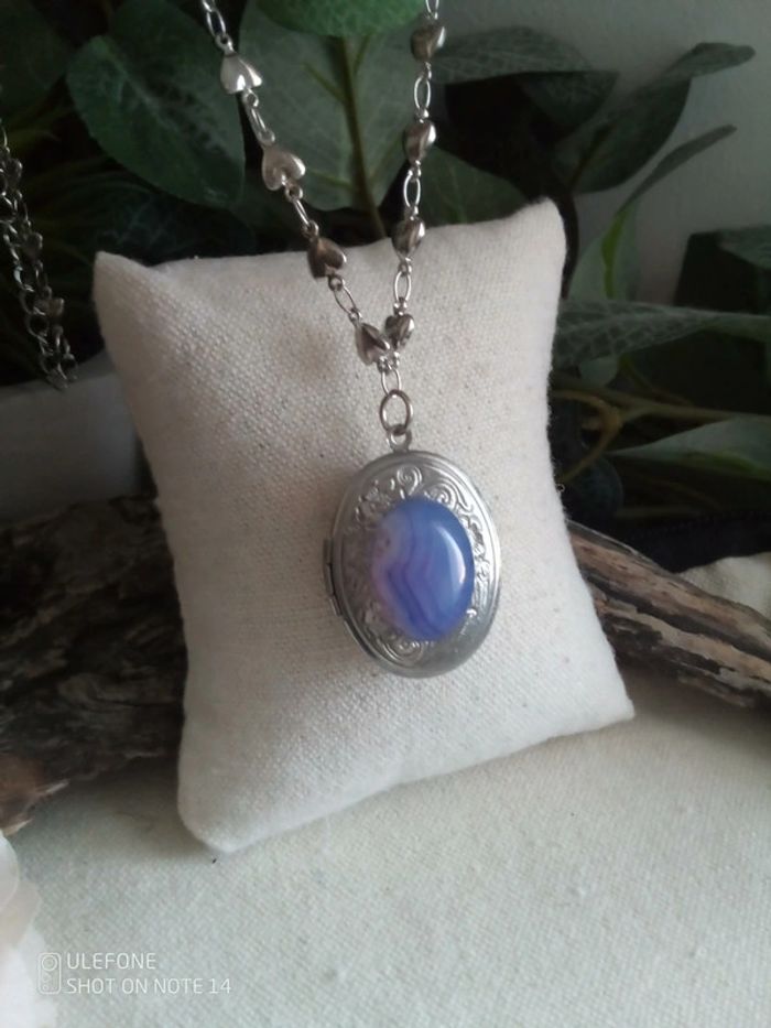 Médaillon ouvrable argenté et pierre naturelle