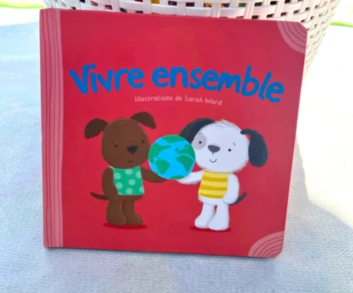 Livre Vivre Ensemble de Sarah Ward Très bon état - photo numéro 2
