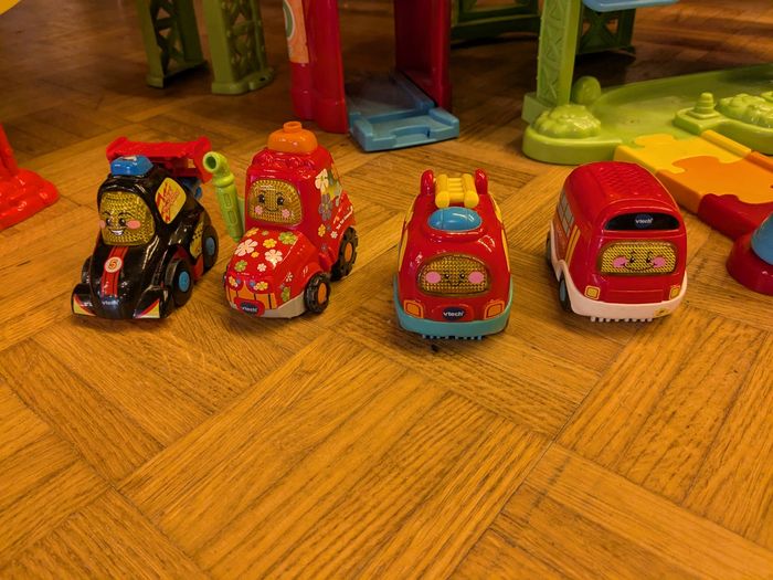 Garage+ tremplin + 4 tututs - photo numéro 3