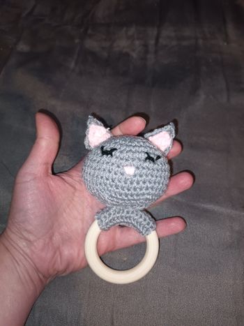 Hochet chat fait main au crochet – anneau bois – jouet bébé