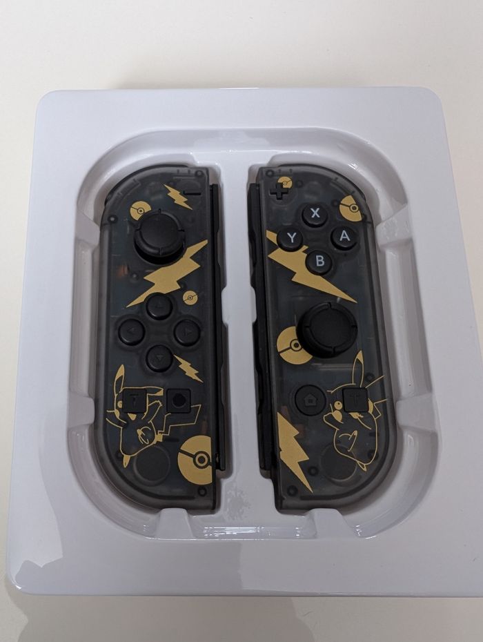 Manettes pikachu switch neuves