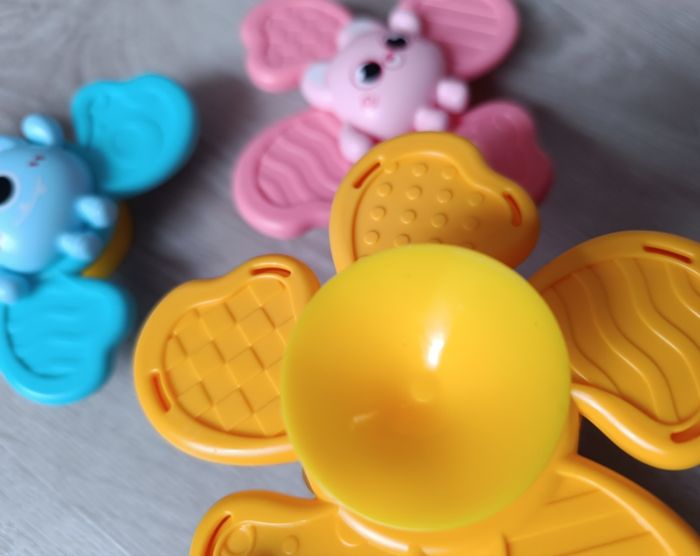 💛🩷🩵 3 Spinners colorés pour bébé .  Toupies avec ventouse se fixe sur la chaise haute ou la baignoire - photo numéro 5