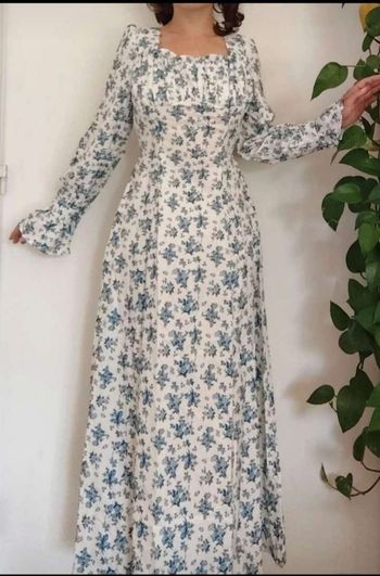 Robe longue a manches longues cintrée blanche fleurs bleues