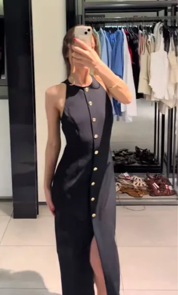 Robe noire Zara bouton doré, collection été 2025