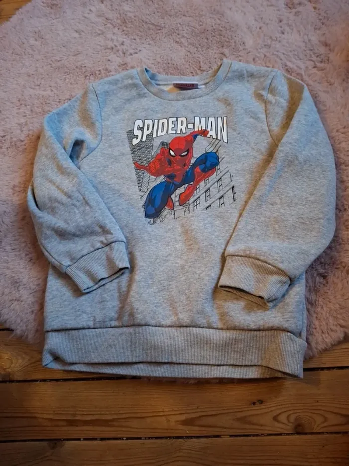 Pull spiderman taille 8 ans