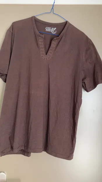 t-shirt homme marron col ouvert brodure recto L Celio