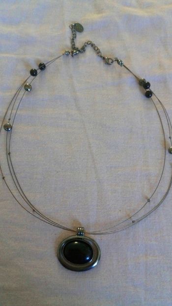 Collier de couleur argenté avec pierre noire