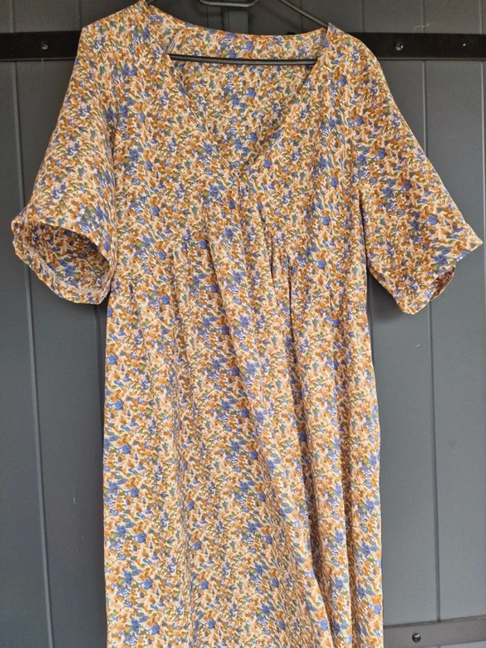 Robe mi longue noir volant a imprimé fleurs blanches - photo numéro 4