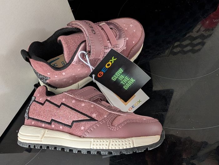 Baskets fille en cuir et autre cuir. Taille 22. Neuf. Geox