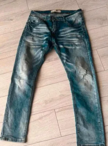 Jeans  fashion  taille 34 en  très  état  pour  homme  qui  dû du  38/40