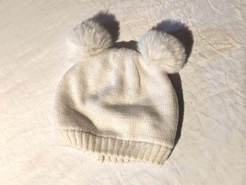Petit Bonnet Blanc Petits Pompons Ronds Vêtement Accessoire Petits Enfants Bébés