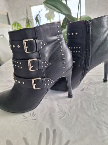 Bottines neuves pointure 40 Grands Boulevards. 