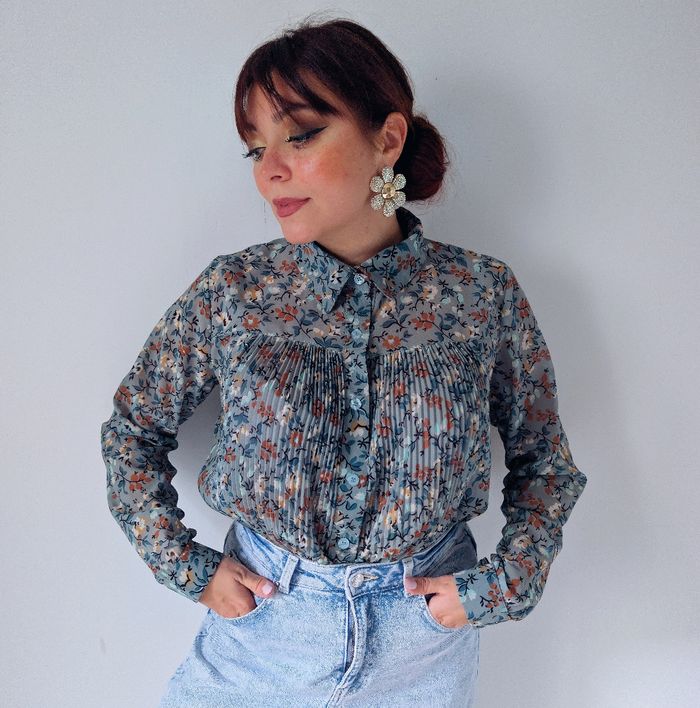 Chemise voilage fleurie bleu gris tendance romantique moderne Marque By Izea Taille 38 M - photo numéro 4