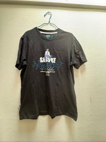 T-shirt noir en coton coupe régulière  de Sasuke