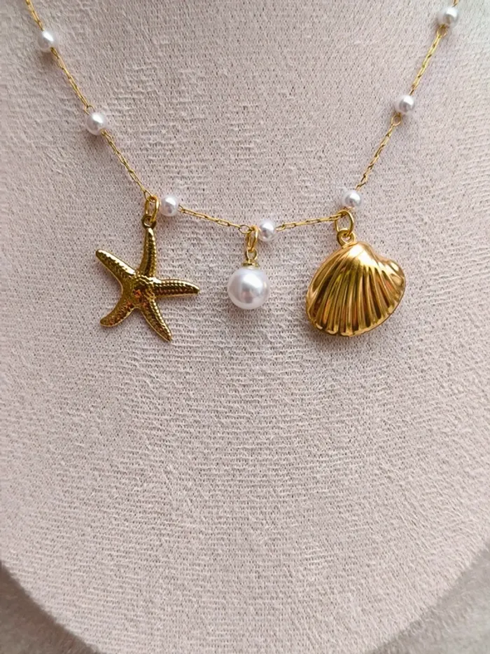 Collier doré et perles blanches avec coquillage et étoile de mer - photo numéro 3