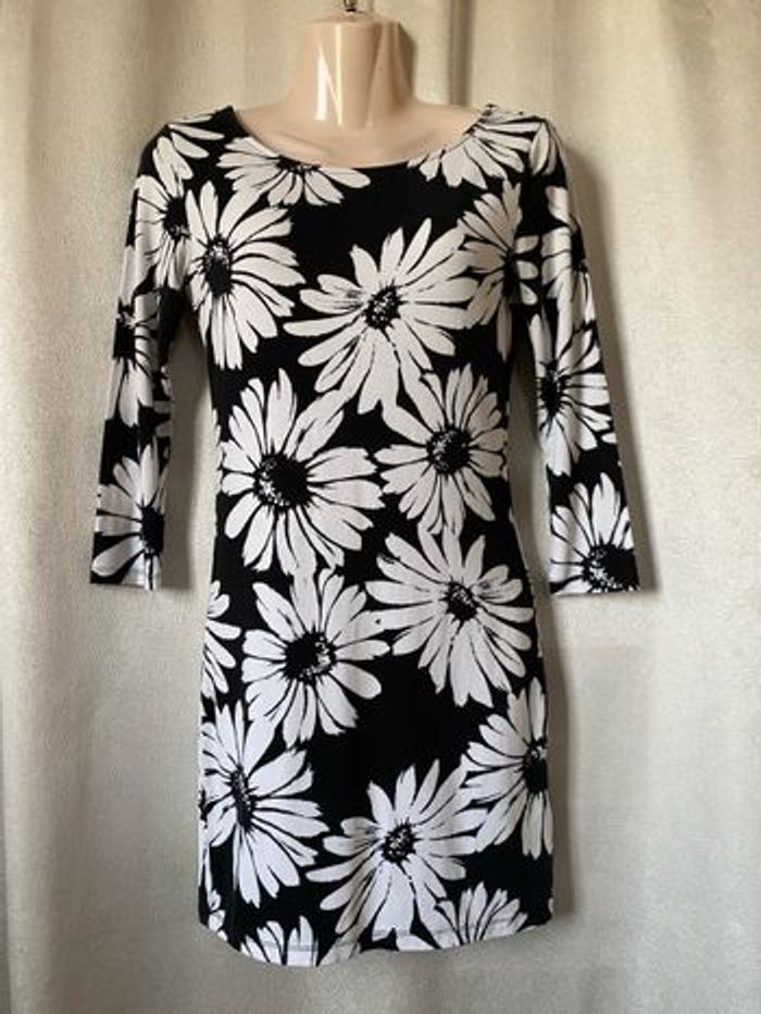 Robe  dos nu noire grosses pâquerettes blanches 38 Forever 21