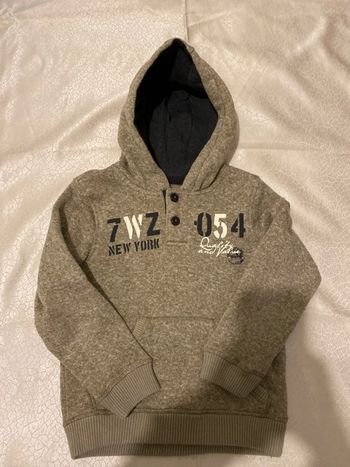 Pull à capuche taille 8 ans