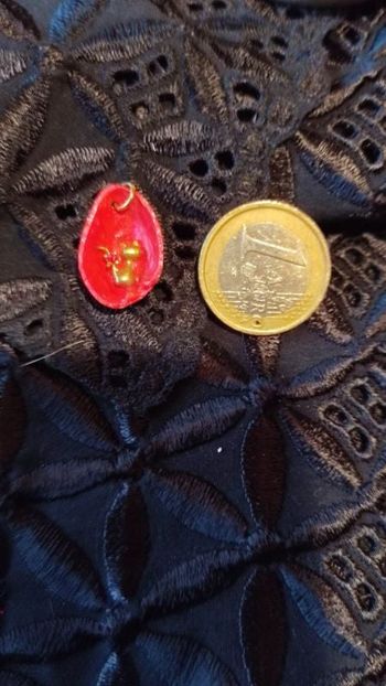 Pendentif coquille de pistache rouge nacré pailleté et chat doré vintage