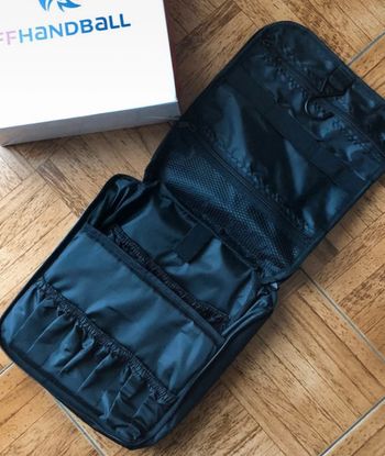 trousse de toilette noir pour homme ou ados peut être suspendu  28x23x8cm Vendu sans le sac pochette