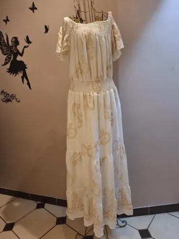Robe longue blanche & broderies beige - Jus de pom