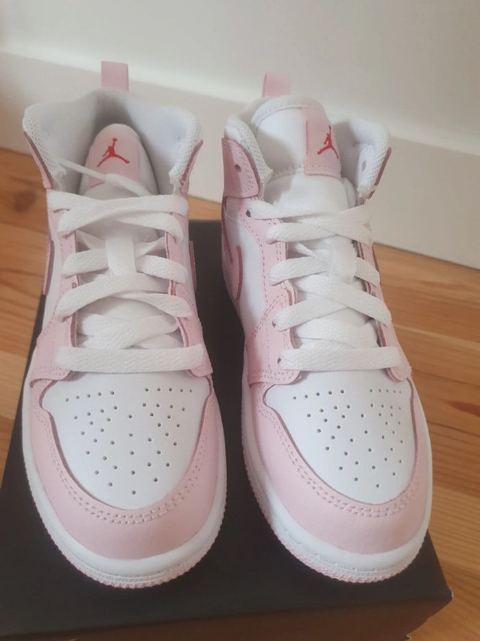 Nike Air Jordan 1 Mid "Pink"(29.5) - photo numéro 3