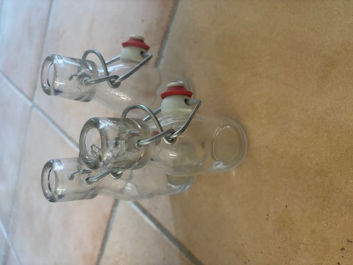 3 petites bouteilles en verre 0.1l