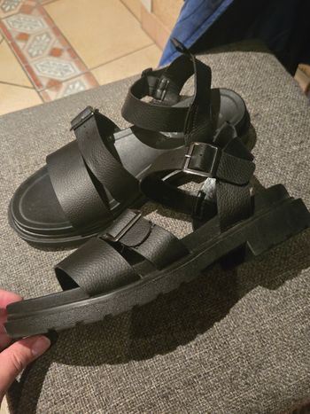 Sandales noires à boucles P38 Primark