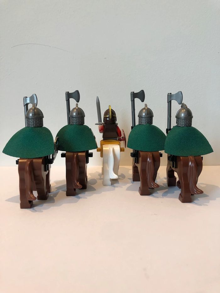 Figurine type lego Théoden à cheval et 4 cavaliers à la hache du Rohan. le seigneur des anneaux - photo numéro 3