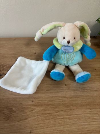 Doudou lapin bleu vert mouchoir blanc doudou et compagnie