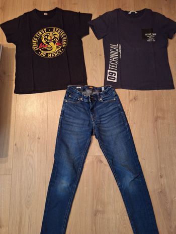 Jeans et 2 tee-shirts manches courtes 12 ans