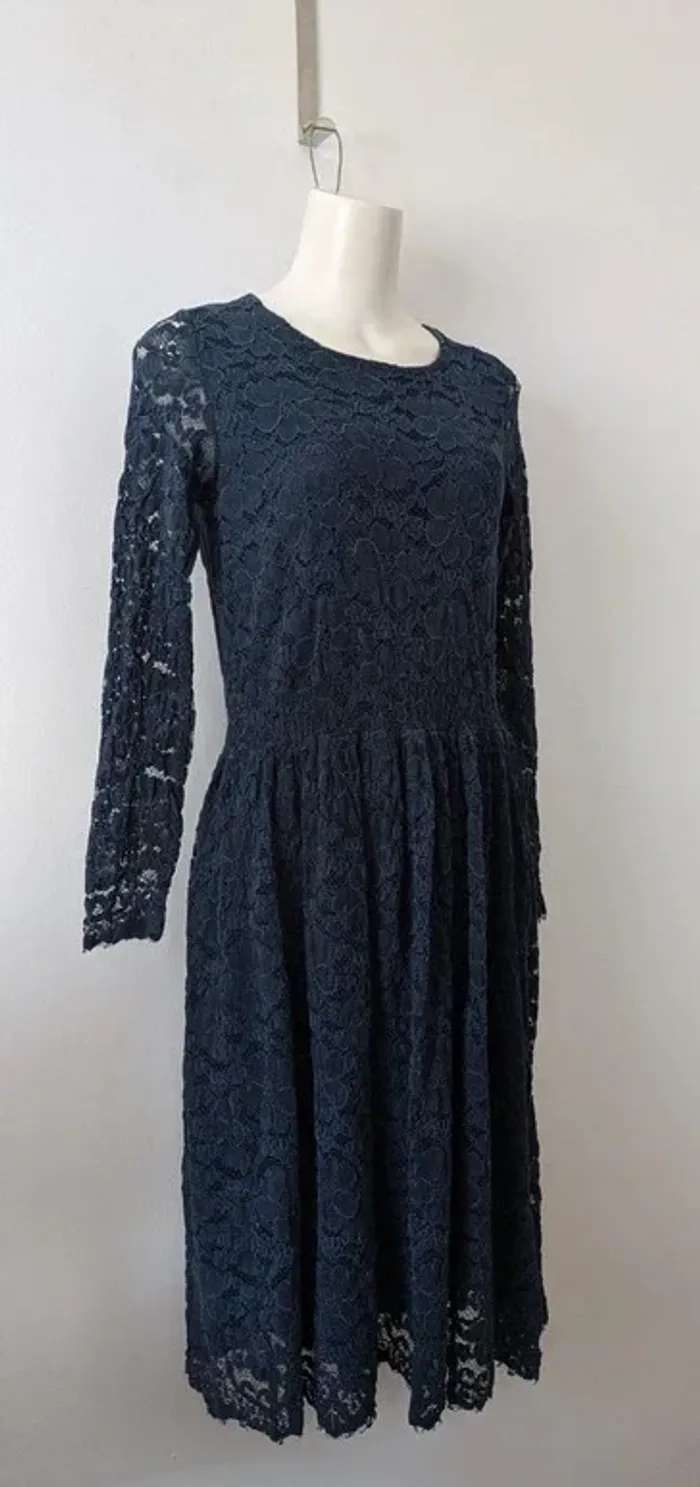 Robe mi-longue en dentelle manches longues - Brigitte Bardot - taille 2 - photo numéro 2