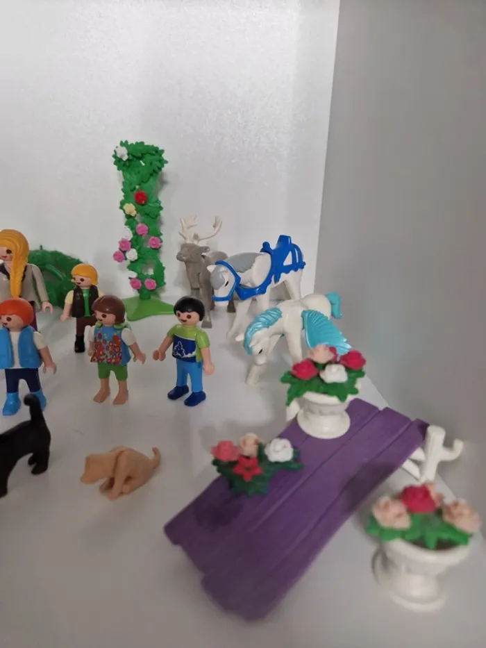 Grand lot de playmobils avec personnages et animaux - photo numéro 2