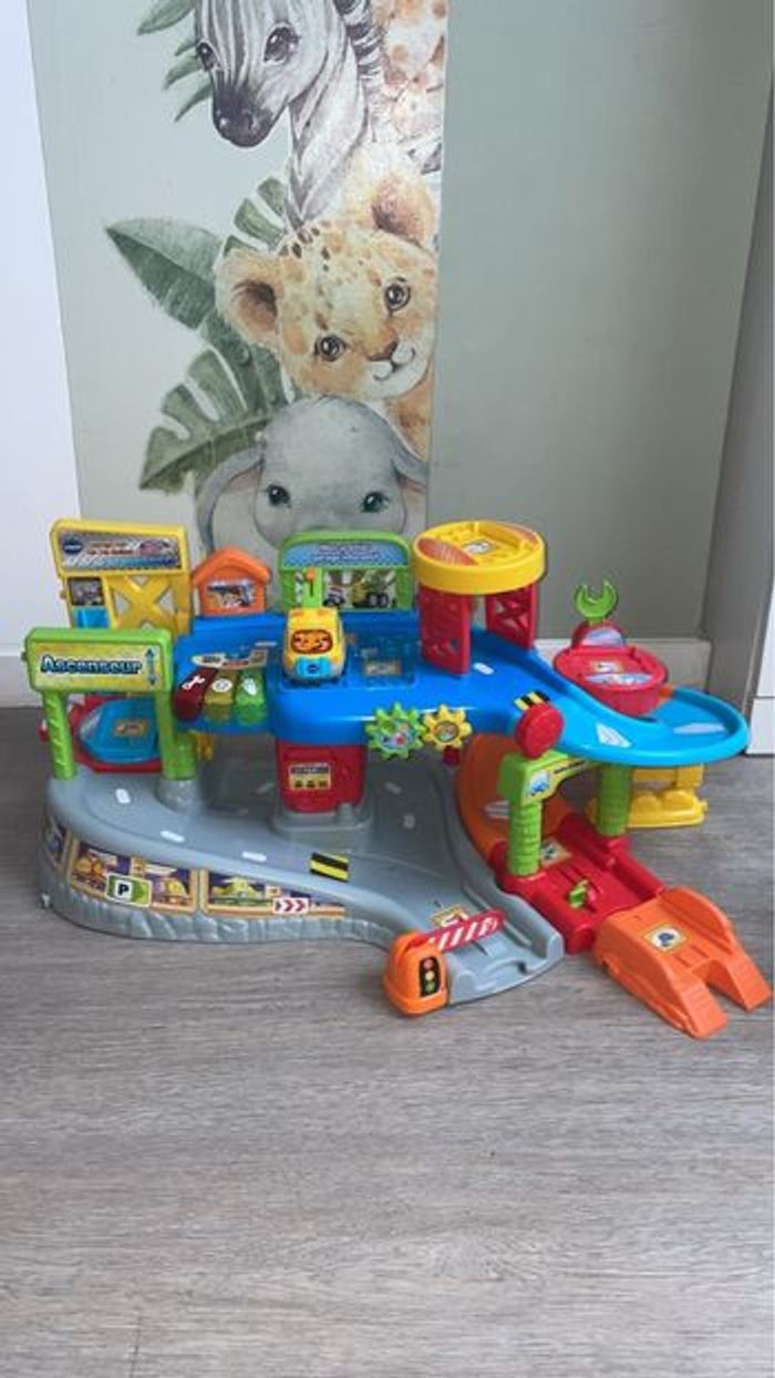 Circuit premier garage tut tut bolide