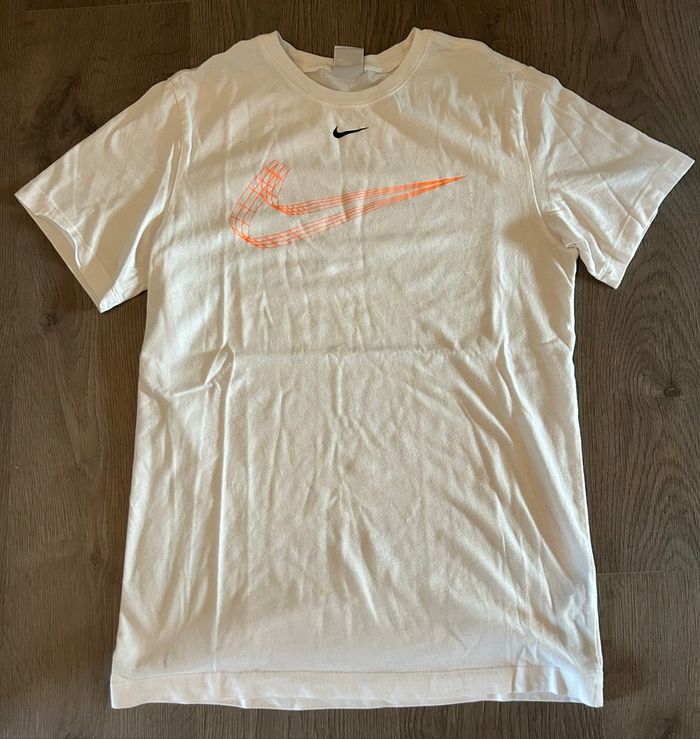 T-Shirt Nike blanc Swosh orange