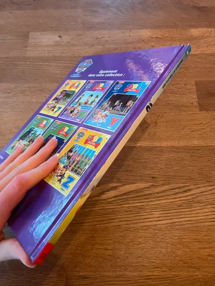 Livre La Pat Patrouille Paw Patrol L’ABC lettres chiffres formes et couleurs Le chiffre Huit 8 - photo numéro 3