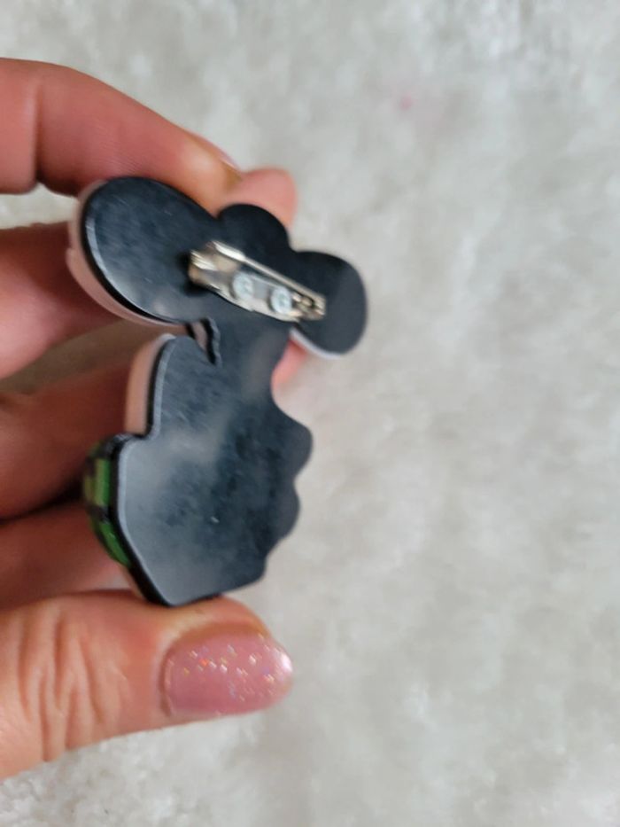 Broche femme au grand chapeau blanc - photo numéro 5
