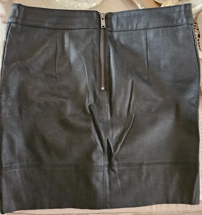 Jupe courte simili cuir noire Only Taille 36 Neuve - photo numéro 4