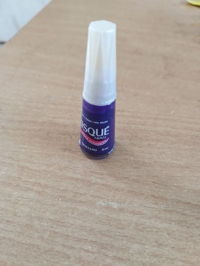 Vernis à ongles risqué violet