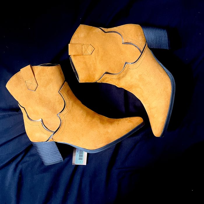 👞 Bottines moutardes à talons T. 40 **NEUVES** - photo numéro 2