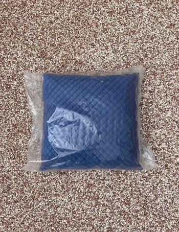 Coussin bleu foncé 45x45 neuf avec étiquette